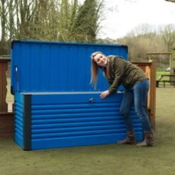 Coffre De Rangement En Métal Bleu 1000L Patio Box 1,46m² TRIMETALS 13 Coffre De Rangement En Métal Bleu 1000L Patio Box 1,46m² TRIMETALS -Boutique De Jardin coffre de rangement en metal bleu 1000l patio box 146m trimetals 5