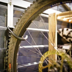 Porte-vélo Vertical Pour Les Abris Yukon, Skylight Et Rubicon – Canopia -Boutique De Jardin porte velo vertical pour les abris yukon skylight et rubicon canopia 2